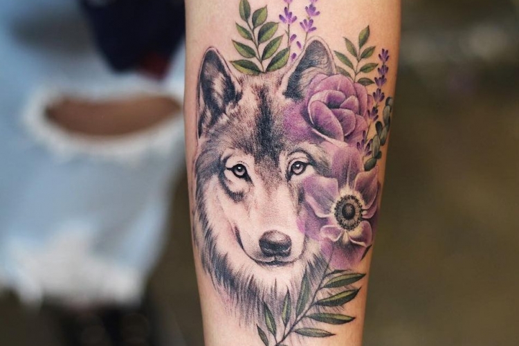 Tatouage loup - 40 inspirations de tatouage femme et idées d'emplacement