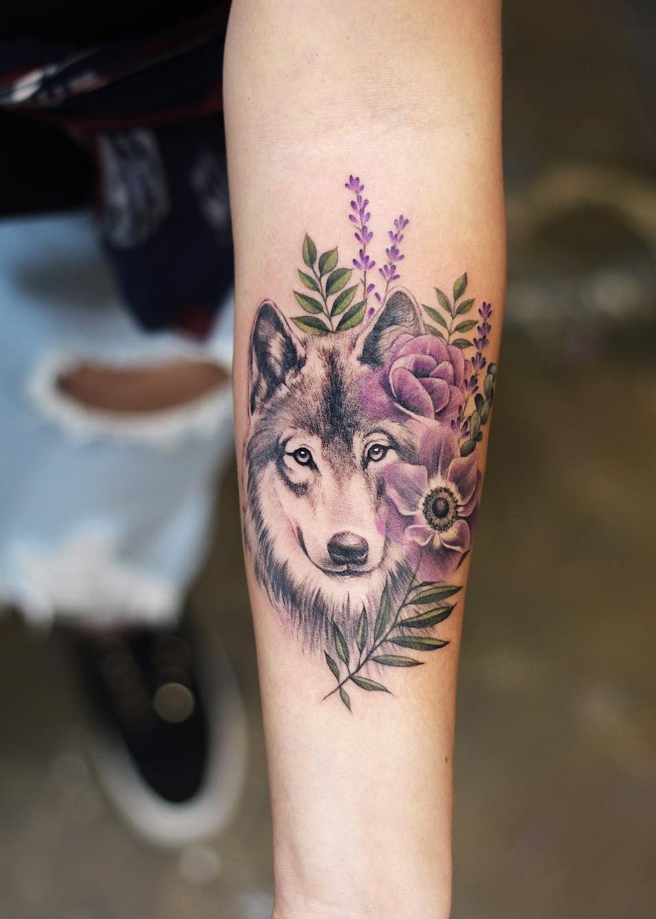 tatouage tete de loup fleurs design simple inkage femmes tattoo avant bras