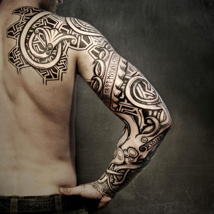 tatouage-viking-dos-bras-dragon