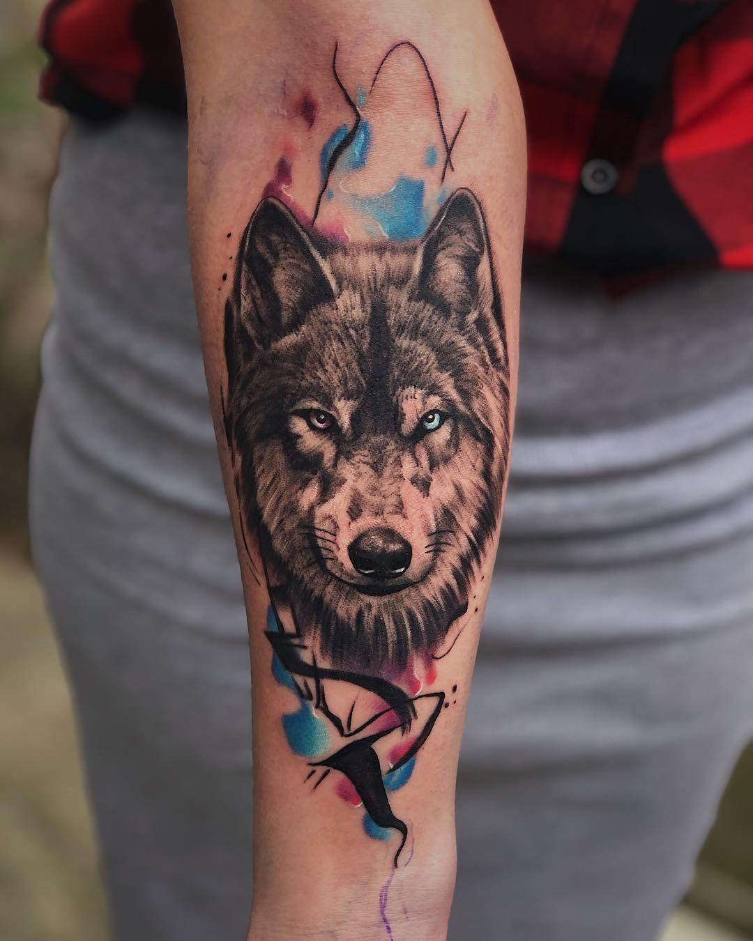 tattoo avant bras femme tatouage tete de loup touches aquarelle