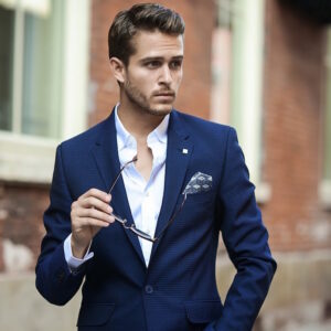 tenue-soirée-homme-costume-bleu-marine-pochette-chemise-blanche