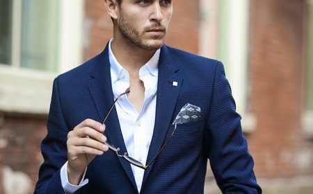 tenue-soirée-homme-costume-bleu-marine-pochette-chemise-blanche