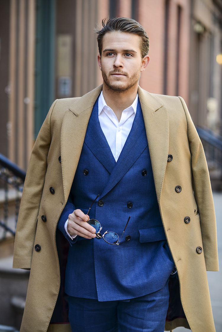tenue-soirée-homme-costume-classique-bleu-chemise-blanche-manteau