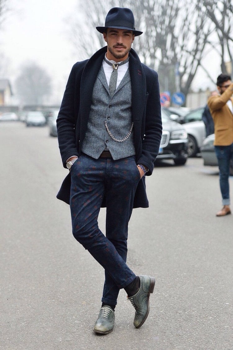 tenue-soirée-homme-pantalon-noir-imprimé-gilet-gris-veste-noire-chapeau