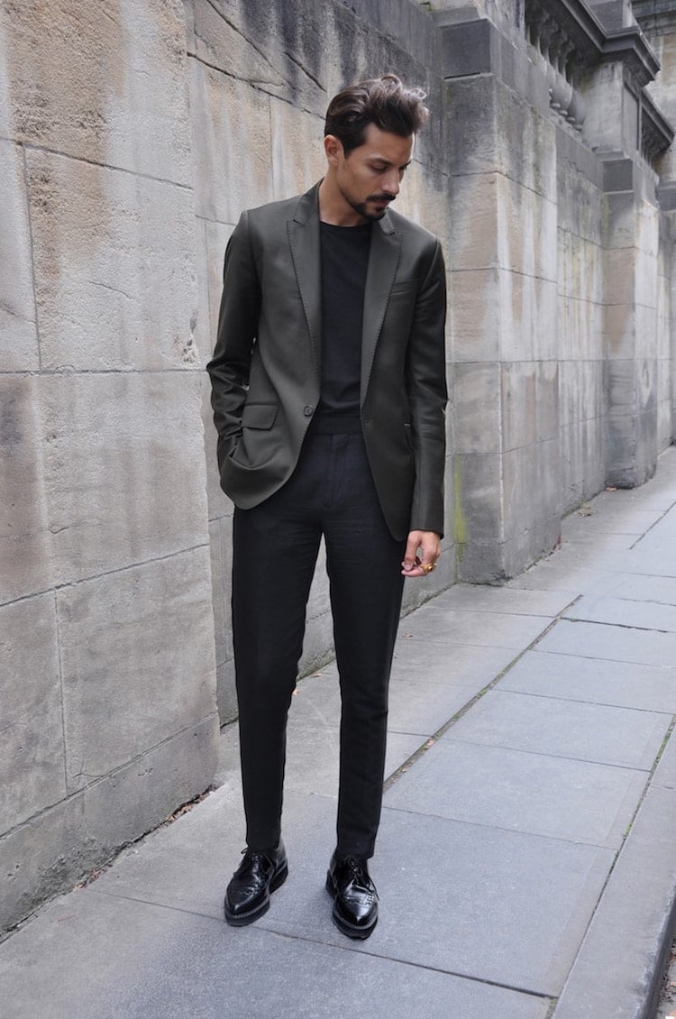 tenue-soirée-homme-pantalon-noir-veste-gris-graphite-chemise-noire