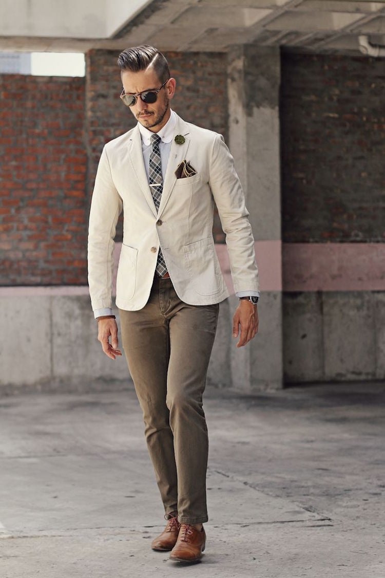 tenue-soirée-homme-veste-blanche-cravate-carreaux-pantalon-marron