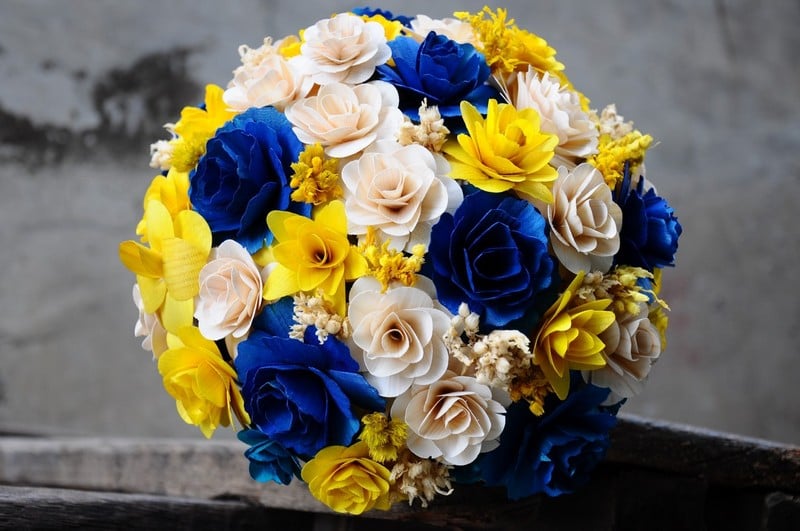 thème-mariage-bouquet-fleurs-jaunes-ybleues