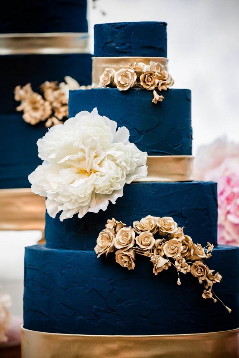 thème-mariage-gâteau-mariage-bleu-or-idées