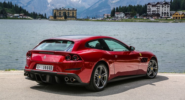 voiture-plus-rapide-monde-Ferrari-GTC4-Lusso-Red