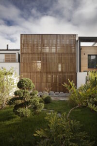 volets-papillon-bois-brise-soleil-brise-vue-moderne-Maison-M