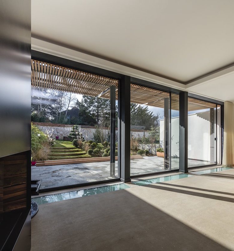 volets-papillon-bois-dispositif-ouverture-fermeture-totale-façade-vitrée