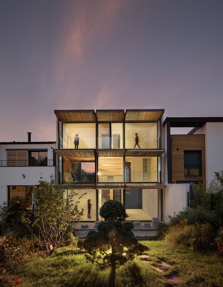 volets-papillon-bois-façade-vitrée-maison-architectes-jardin-paysager