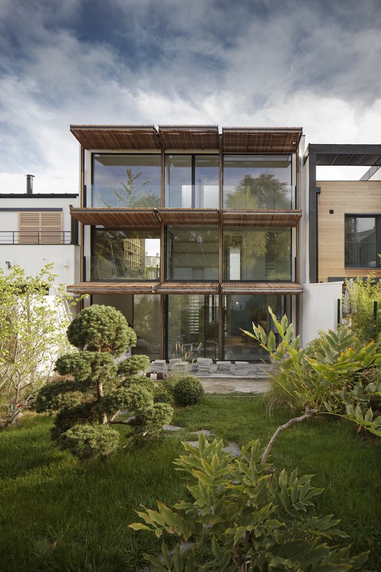 volets-papillon-bois-façade-vitrée-vue-jardin-paysager