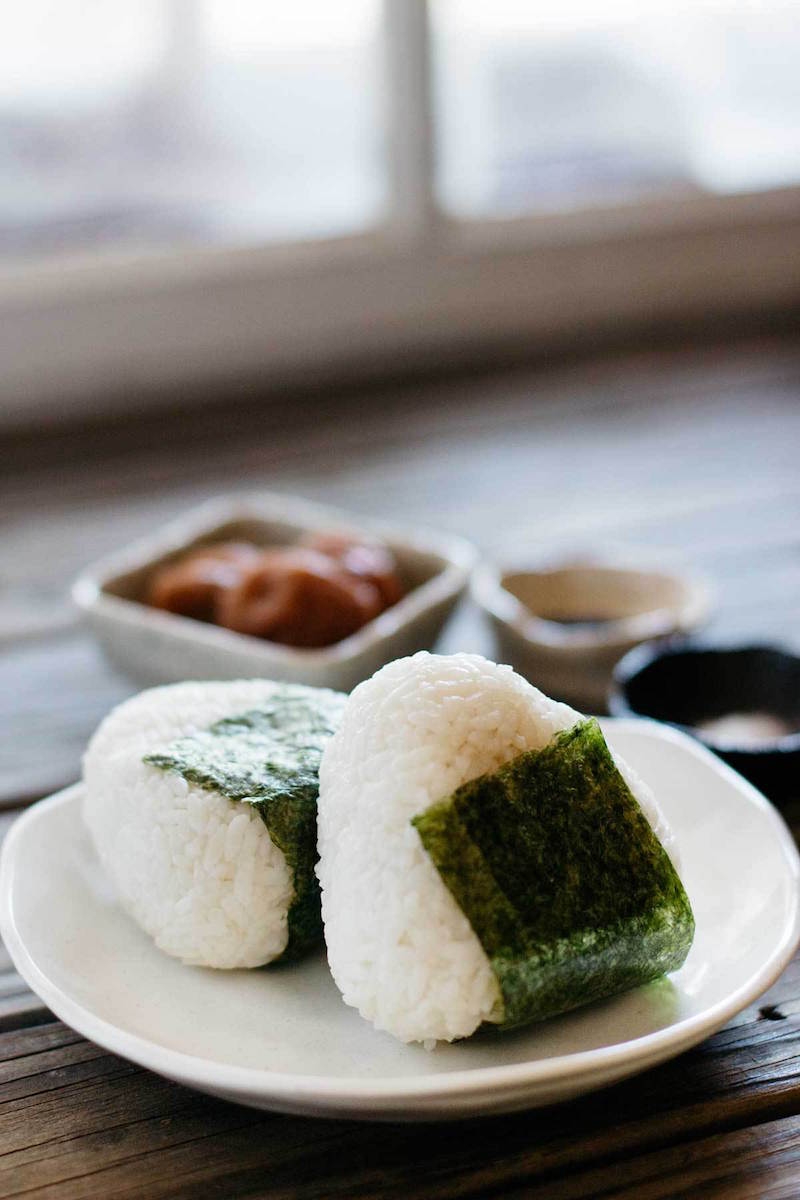 Onigiri-boulettes-riz-japonais-algues-nori