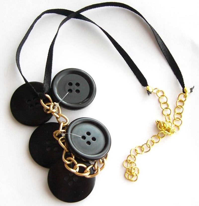 bijoux-fait-main-originaux-matériaux-récupération-collier-boutons