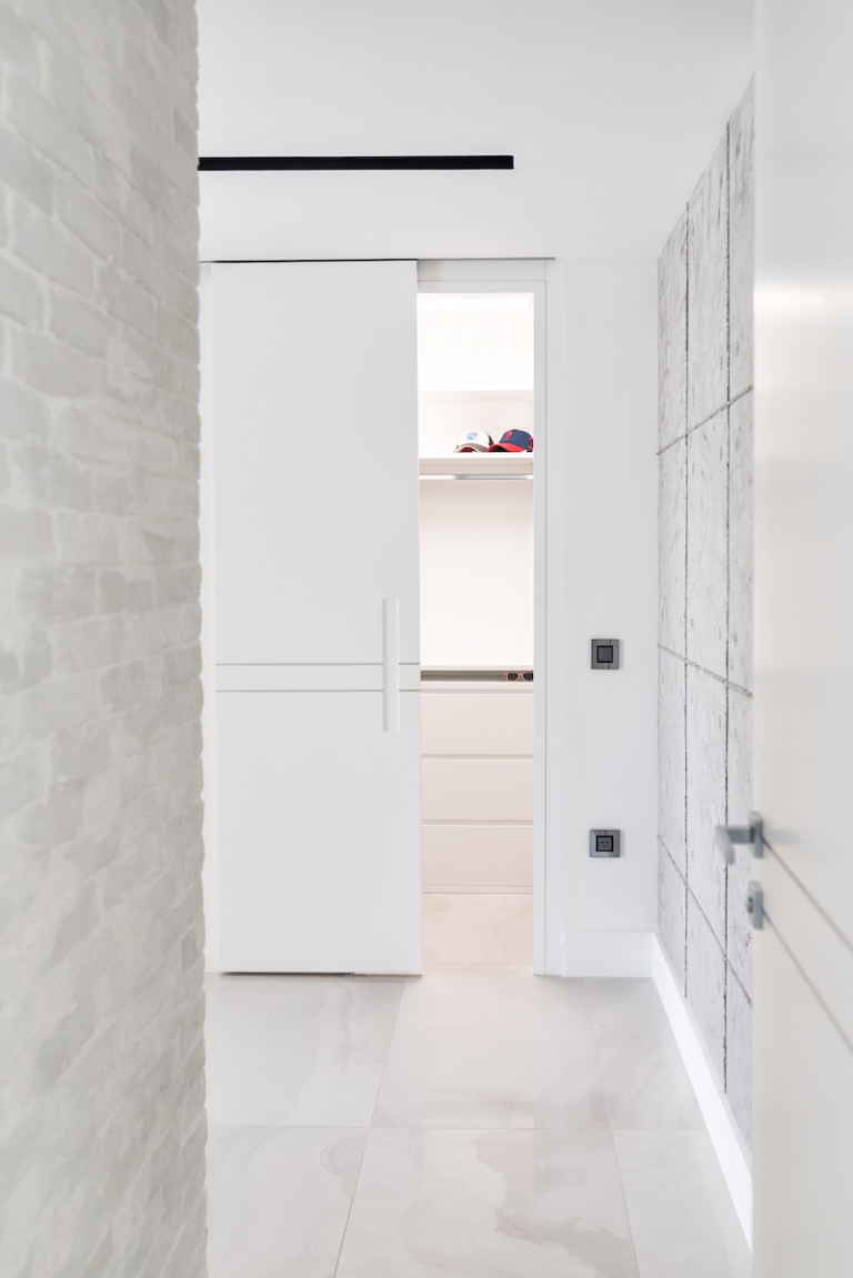 carrelage-blanc-grès-cérame-effet-marbre-couloir-dressing