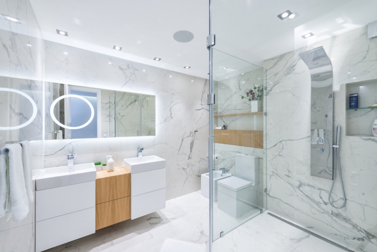 carrelage-blanc-marbré-miroirs-lumineux-salle-bains