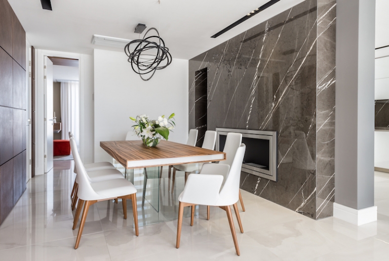 carrelage blanc meubles-luminaires-design-cheminée-marbre