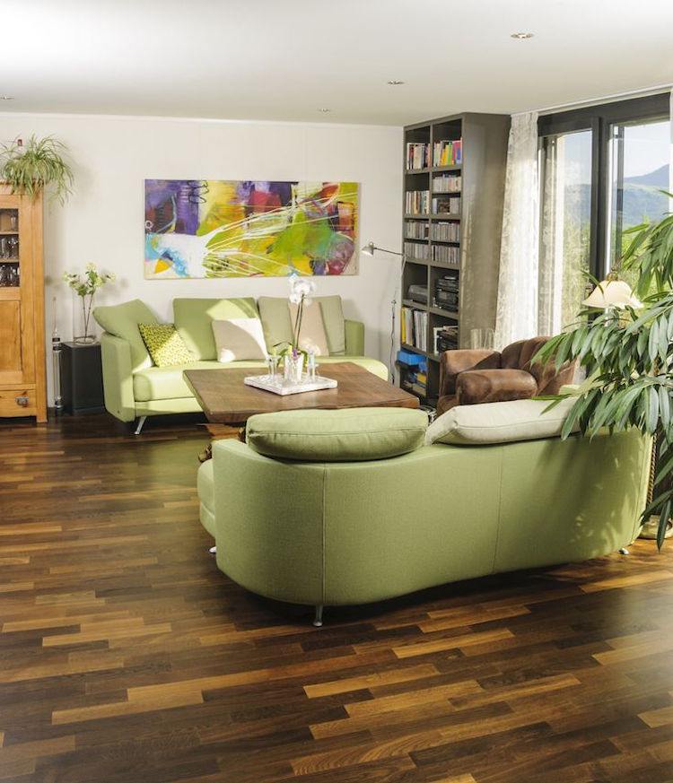 couleur-parquet-foncé-vintage-canapé-vert