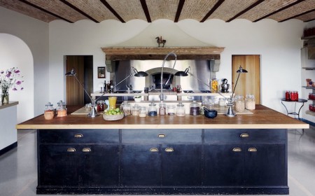 cuisine-avec-grand-îlot-central-bois-bleu-foncé