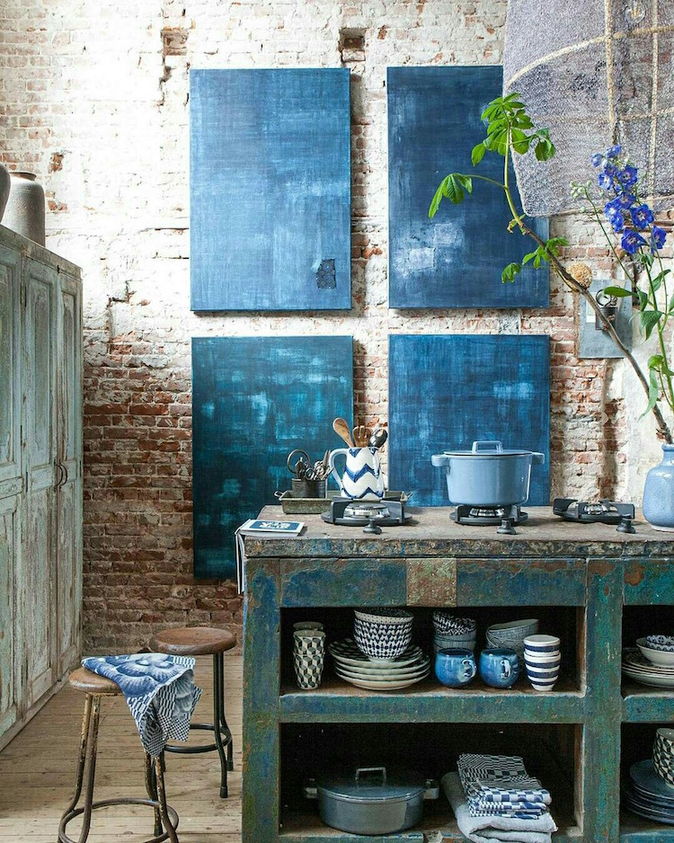 cuisine-bleu-canard-bois-ilot-vieilli-deco-murale-tableaux-bleus-mur-brique