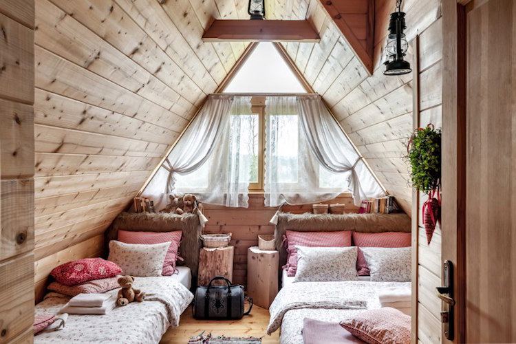 decoration-chalet-interieur-chambre-enfant-sous-combles-lambris-bois-plaid-fausse-fourrure