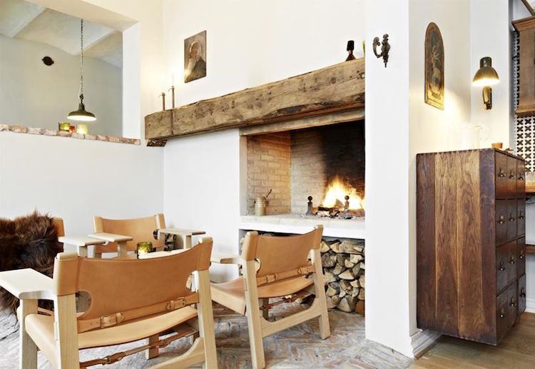 decoration-chalet-interieur-salle-manger-cheminee-authentique