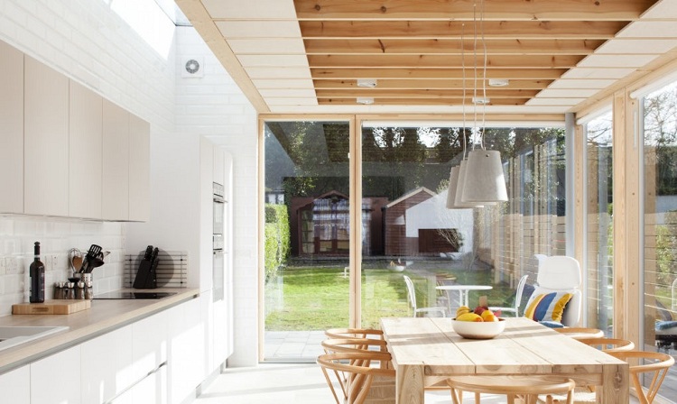 extension maison bois intérieur-cuisine-salle-à-manger-couleur-clairs