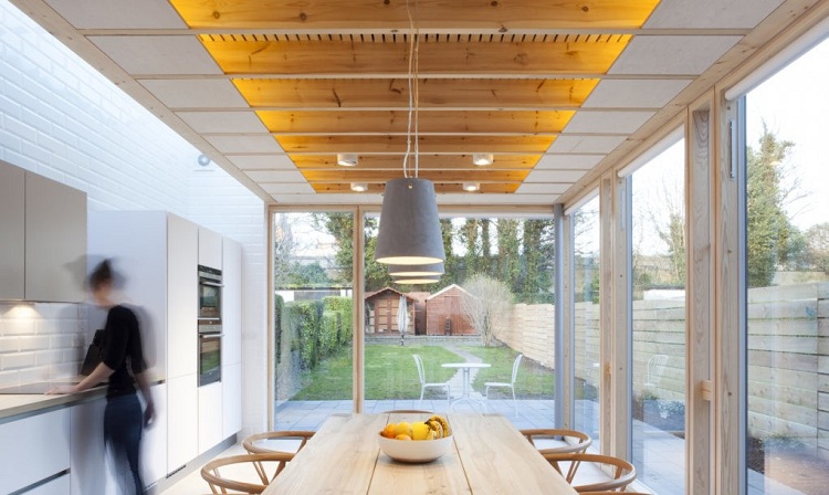 extension maison bois intérieur-table-massif