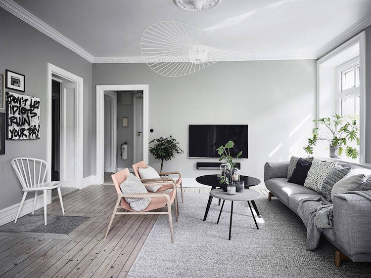 idee deco salon gris peinture-gris-clair-canapé-scandinave-gris-fauteuils-rose-pastel