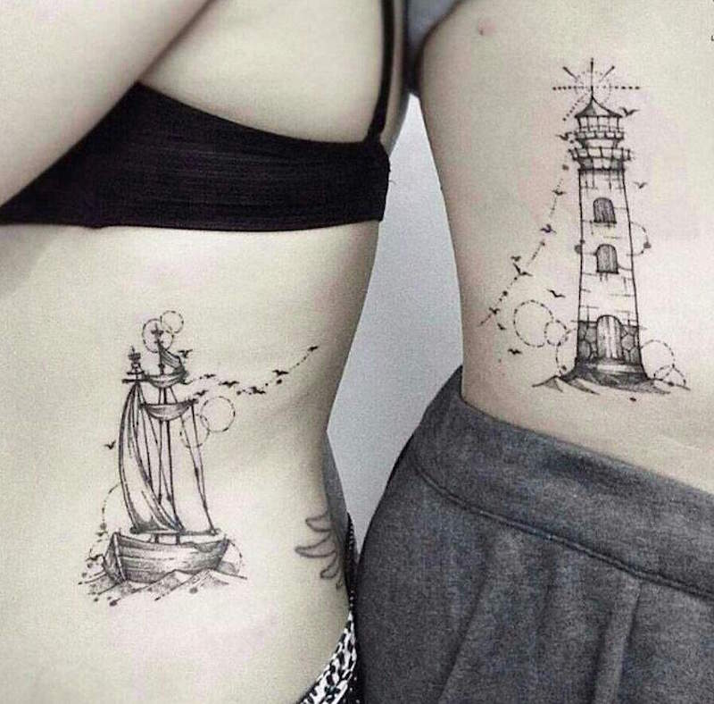 idée-tatouage-couple-thème-voyage-voilier-phare