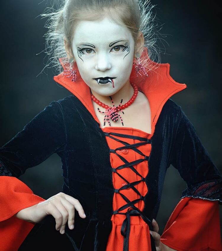 maquillage créatif vampire pour petite fille costume noir rouge