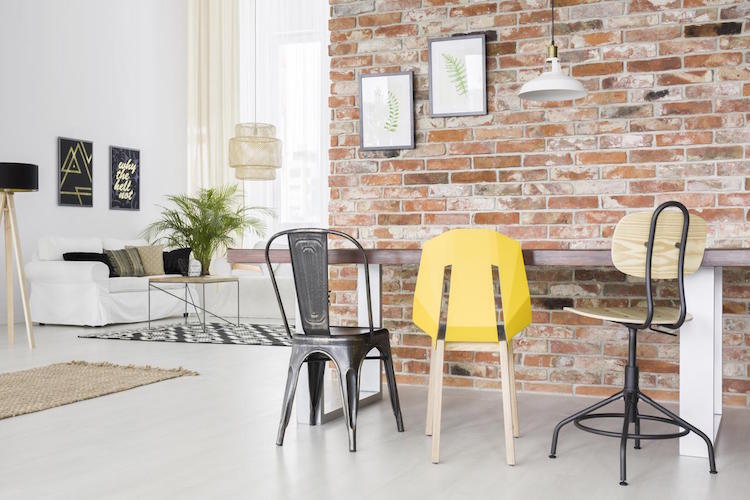 meubles style industriel chaise-bistrot-métal-bois-mur-brique-rouge