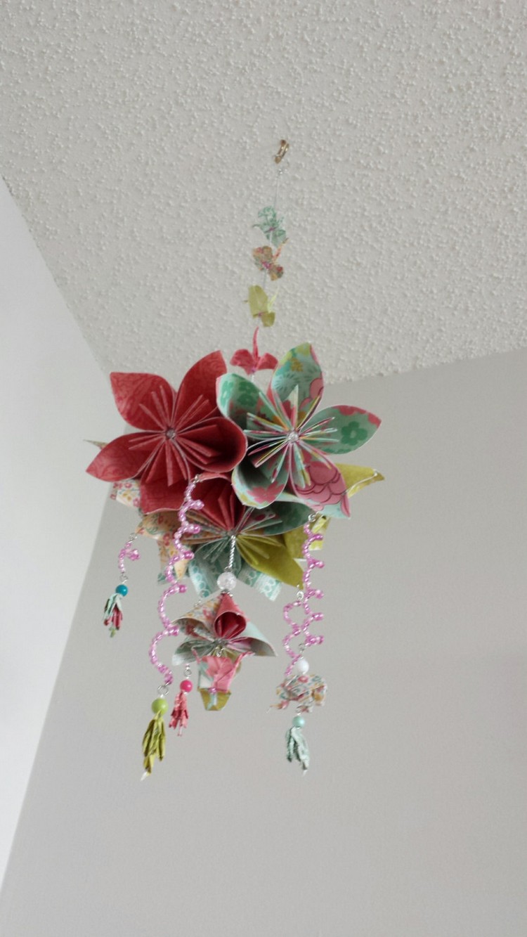 origami fleur arrangement-coloré-mobilier-chambre-bébé