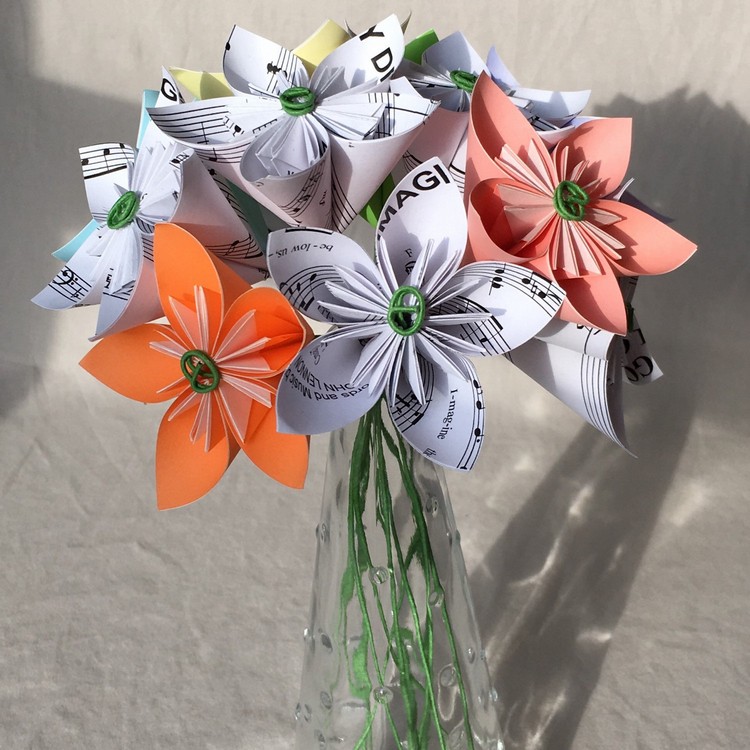 origami-fleur-arrangement-coloré-vase