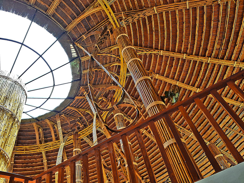 paillote-bambou-toit-chaume-hôtel-puits-colonnes