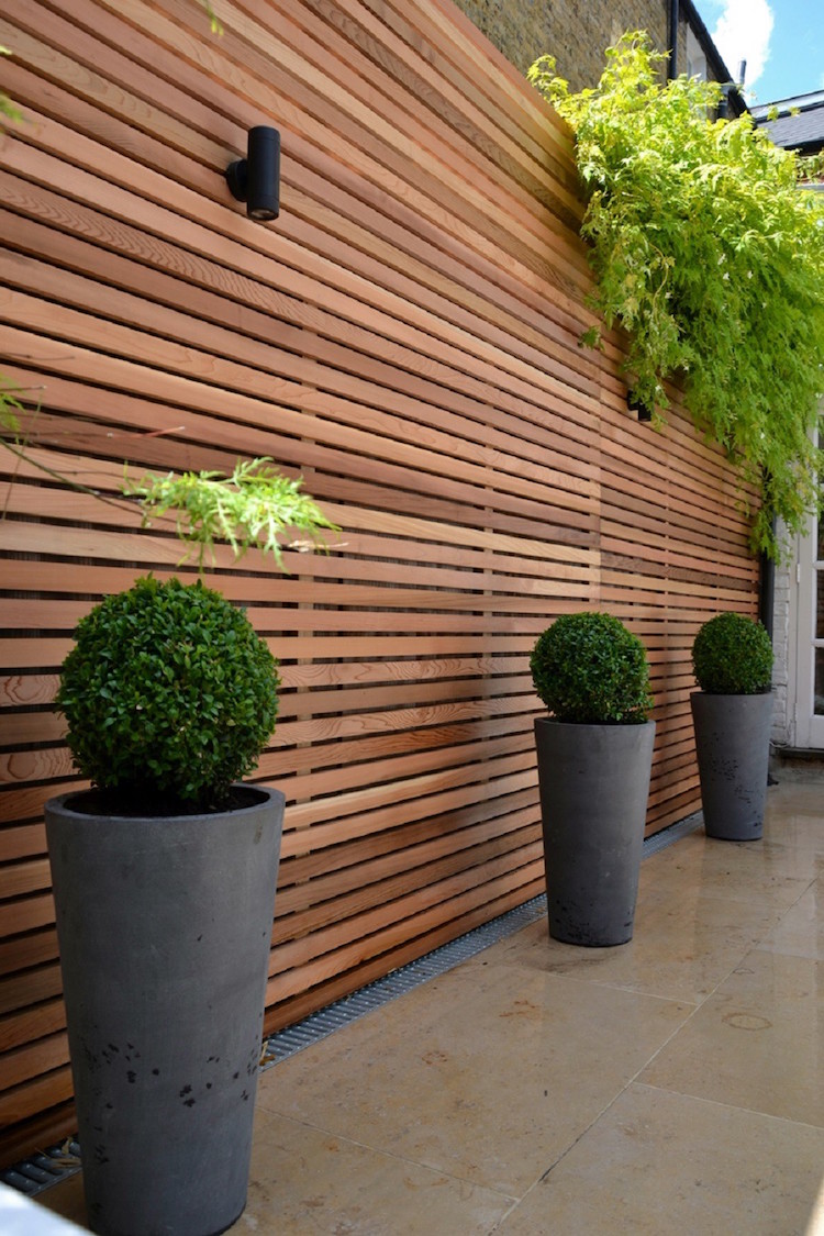 palissade extérieure bois-lattes-horizontales-design-moderne-jardiniere-beton