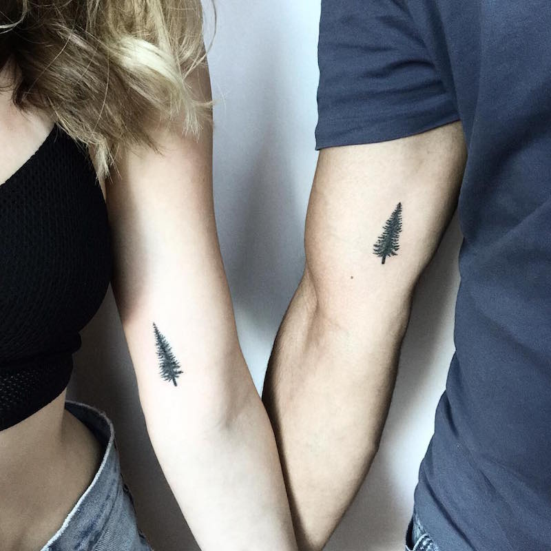 petit-tatouage-couple-original-sapins-intérieur-bras