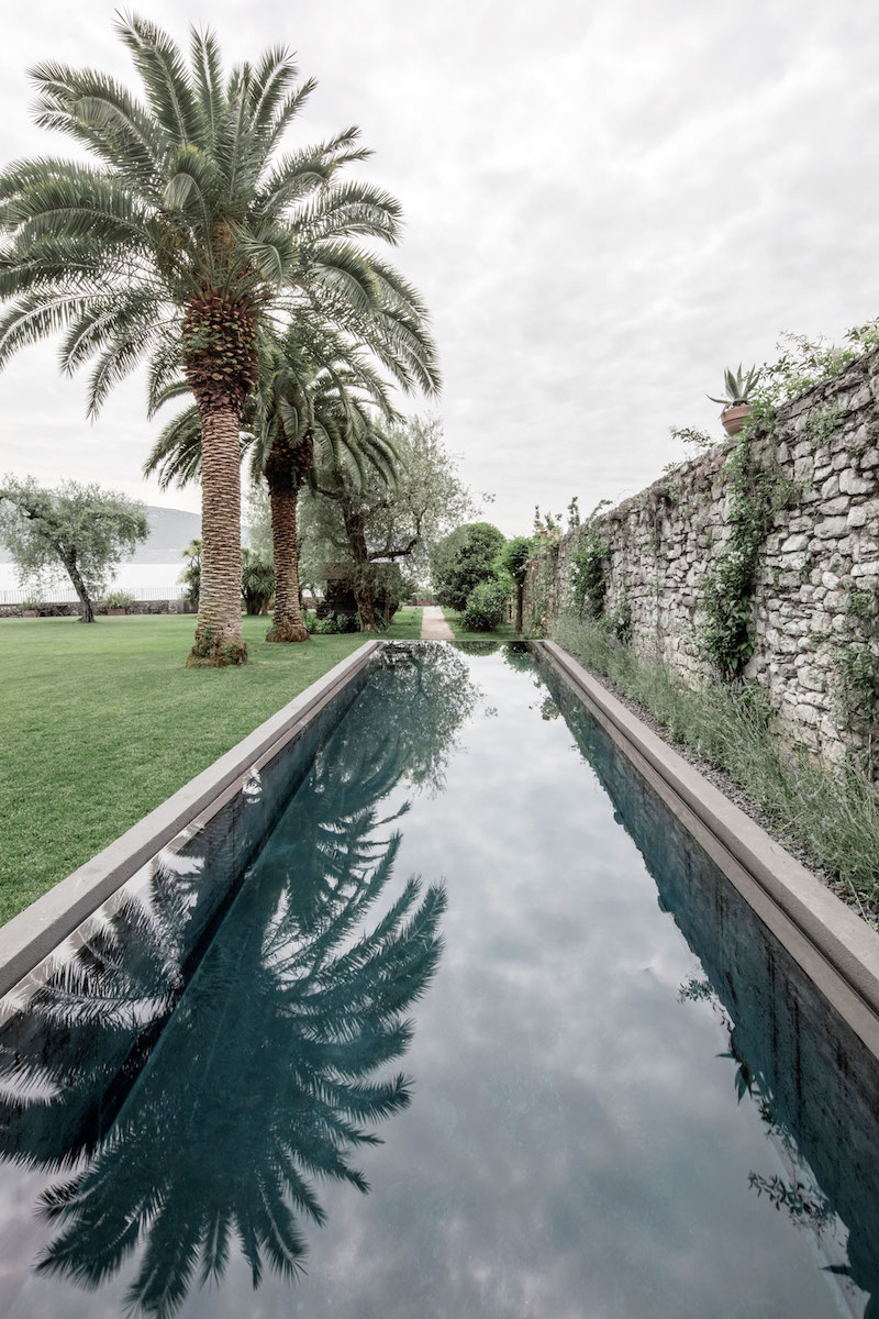 piscine-nage-longue-étroite-villa-design-Italie