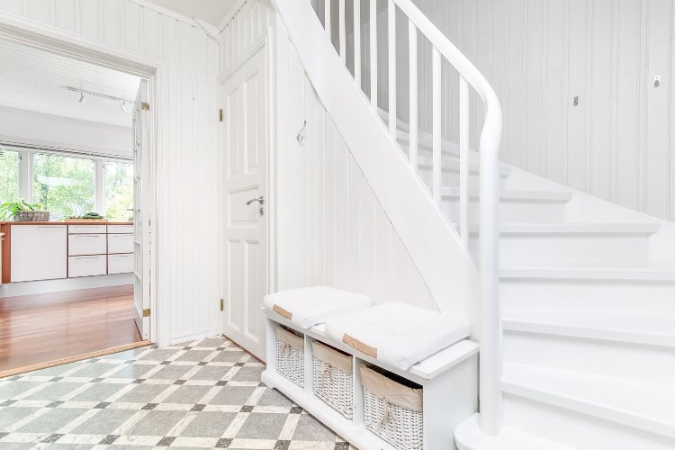 rampe-escalier-bois-escalier-blanc-hall-entrée
