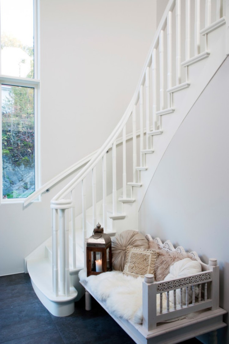 rampe-escalier-bois-escalier-blanc-intérieur