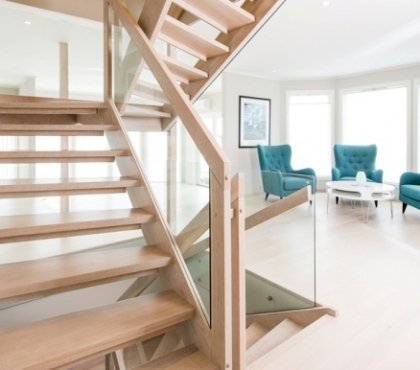 rampe-escalier-bois-verre-design-contemporain-fauteuils-bleus