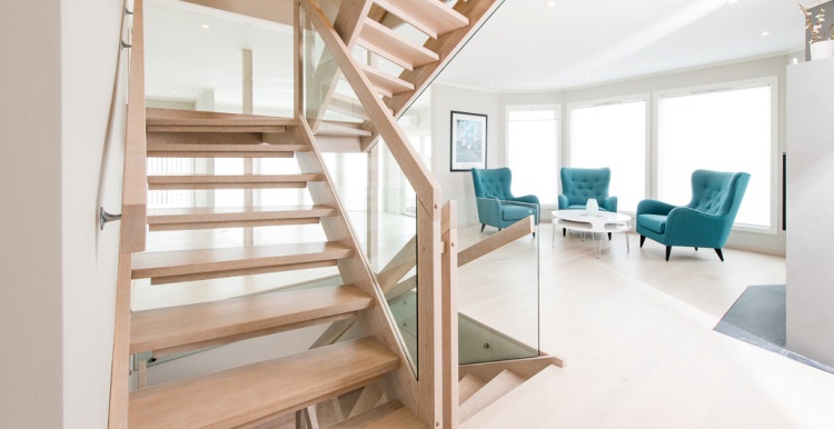 rampe-escalier-bois-verre-design-contemporain-fauteuils-bleus