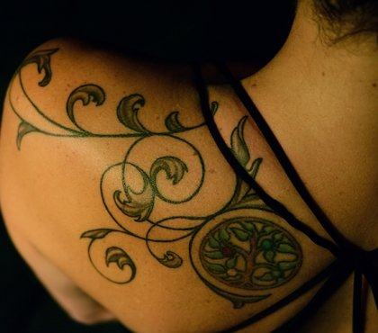 tatouage-arabesque-arbre-vie-épaule-femme