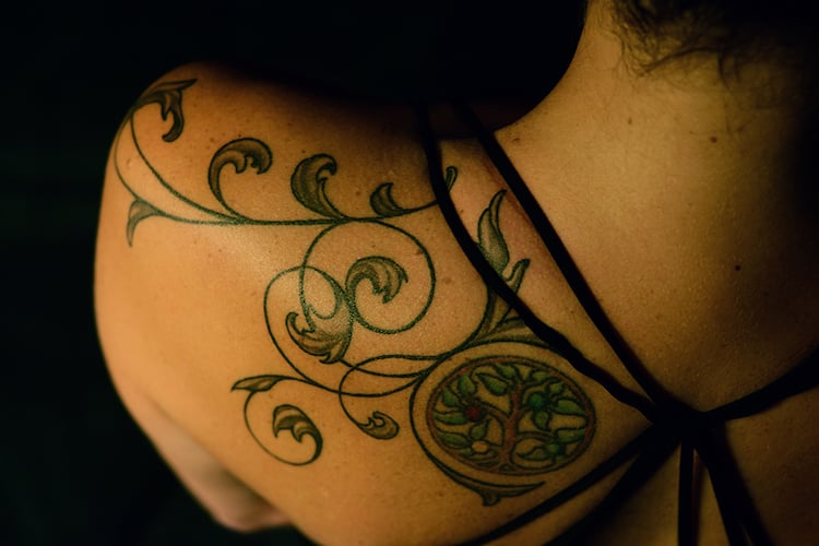 tatouage arabesque arbre-vie-épaule-femme