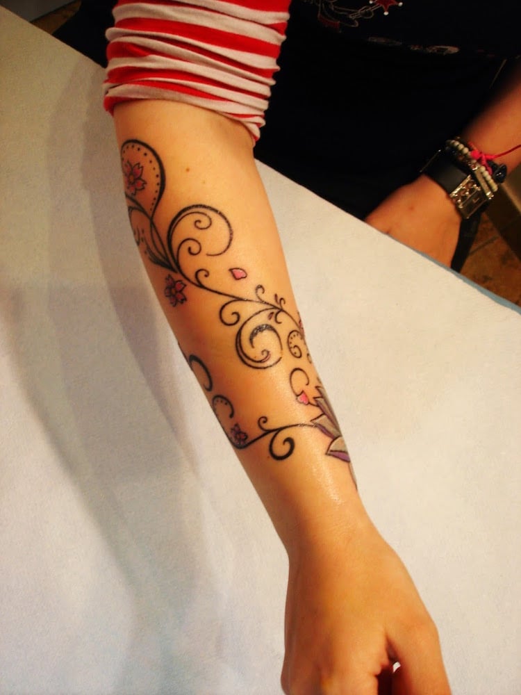 tatouage-arabesque-avant-bras-femme
