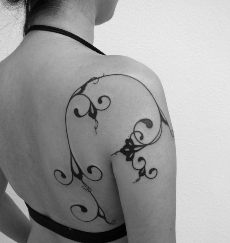 tatouage-arabesque-bras-dos-tatouage-ornemental-femme