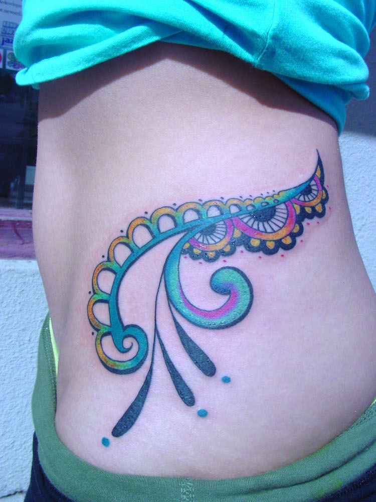 tatouage-arabesque-côtes-arabesque-turquoise