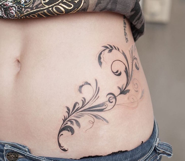 tatouage-arabesque-feuillages-ventre-femme