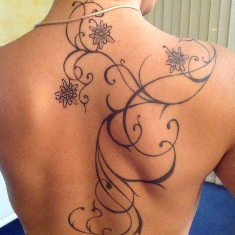 tatouage-arabesque-fine-fleurs-tatouage-dos-femme